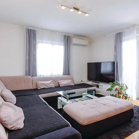 Apartment Amazing In With Jacuzzi